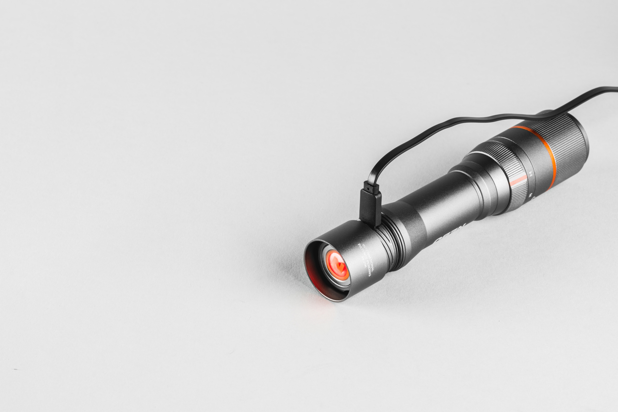 NEBO Taschenlampe DAVINCI™ 1000 wiederaufladbar 6-Fach Zoom 1000 Lumen